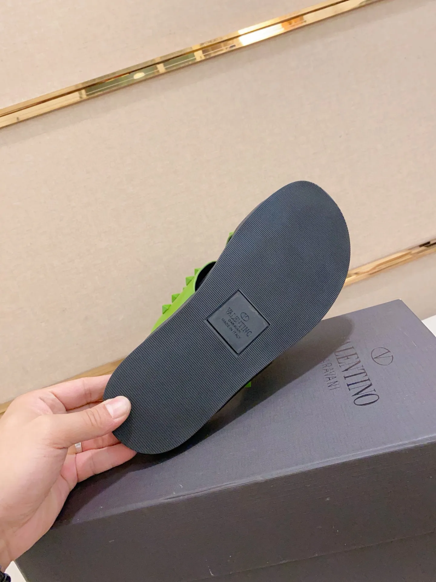 Men's shoes💰: 440💰[Valentino] New men's boutique slippers, counter quality, classic plaid, the actual workmanship is quite complex🔰The uppers are made of imported fabrics➕🐑Sheepskin lining, which tests the craftsman's craftsmanship➕original PU outsole. Size: 38-44 (45 can be customized, non-refundable)